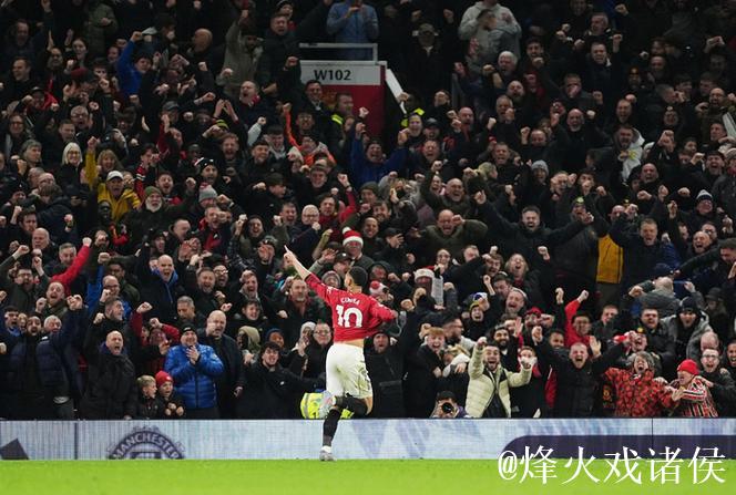 战平伯恩茅斯后曼联球员离场时,球迷报以热烈掌声 战平伯恩茅斯后曼联球员离场时,球迷报以热烈掌声